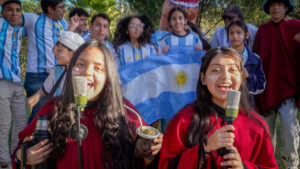 Inspirados por Lionel Messi, adolescentes argentinos promueven un mensaje de esperanza y perseverancia