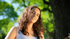 En el mes de la prevención del suicidio, Abby lanza “Tu vida vale”, una canción sobre el valor de la vida