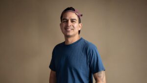 Les Guevara presenta “Te Entronamos (Acústico)”, una invitación a entrar en la presencia de Dios