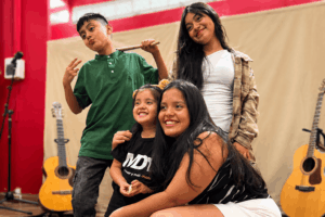 Más de Ti y Dozer unen el pop rock y los sonidos urbanos en “Fiesta en Su Presencia”